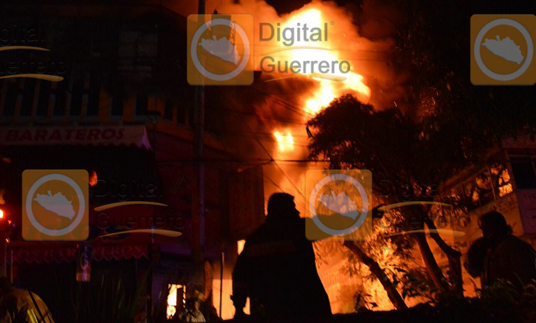 Se-incendia-conocida-tienda-de-ropa-en-Chilpancingo.png