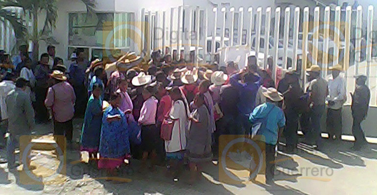 Protestan indígenas en Ometepec por falta de médicos y medicinas - Digital Guerrero