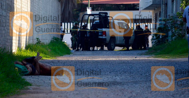 Dejan a 2 hombres torturados y muertos frente a Semefo en Chilpancingo