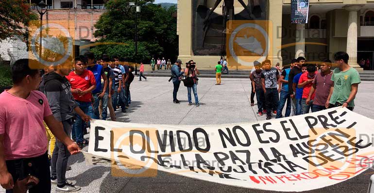 Marchan normalistas de Ayotzinapa en las principales avenidas de ... - Digital Guerrero