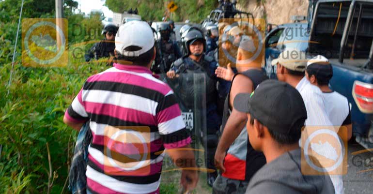 Pobladores de Chichihualco realizan retén a 100 policías Federales. Con Denise Maerker