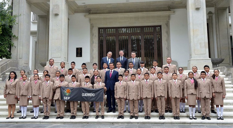 Peña Nieto anuncia inversión histórica de 80 mil mdp para mejorar escuelas Peña Nieto anuncia inversión histórica de 80 mil mdp para mejorar escuelas