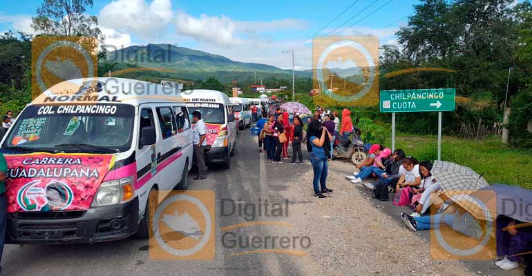 Hombres armados incendian autobús de pasajeros en carretera de Guerrero