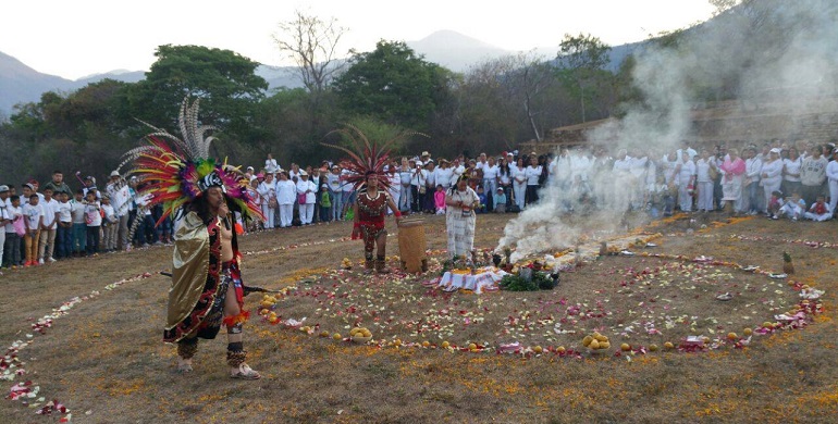 Cientos de personas reciben el equinoccio de primavera en la Zona ...