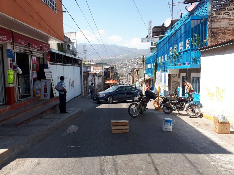 Colonos bloquean calles por la falta de agua en Chilpancingo