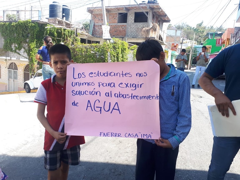 Colonos bloquean calles por la falta de agua en Chilpancingo
